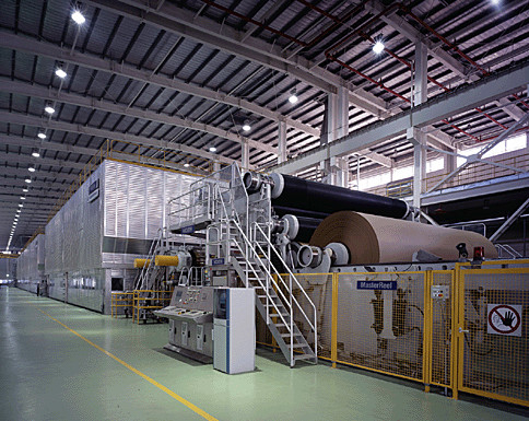 クラフト紙機械生産ラインにフルーティングを施す波形のフルーティングのクラフト紙機械3800 Mmのジャンボ ロール