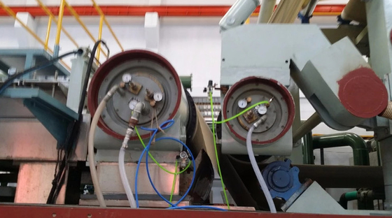 500T / Dはフルーティングのクラフト紙機械5400mmジャンボ ロールの生産ラインを波形を付けた