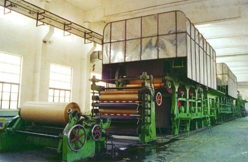 クラフト紙機械生産ラインにフルーティングを施す波形のフルーティングのクラフト紙機械3800 Mmのジャンボ ロール