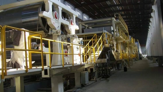 クラフト紙機械ジャンボ ロールの生産ラインにフルーティングを施す時間節約の段ボール